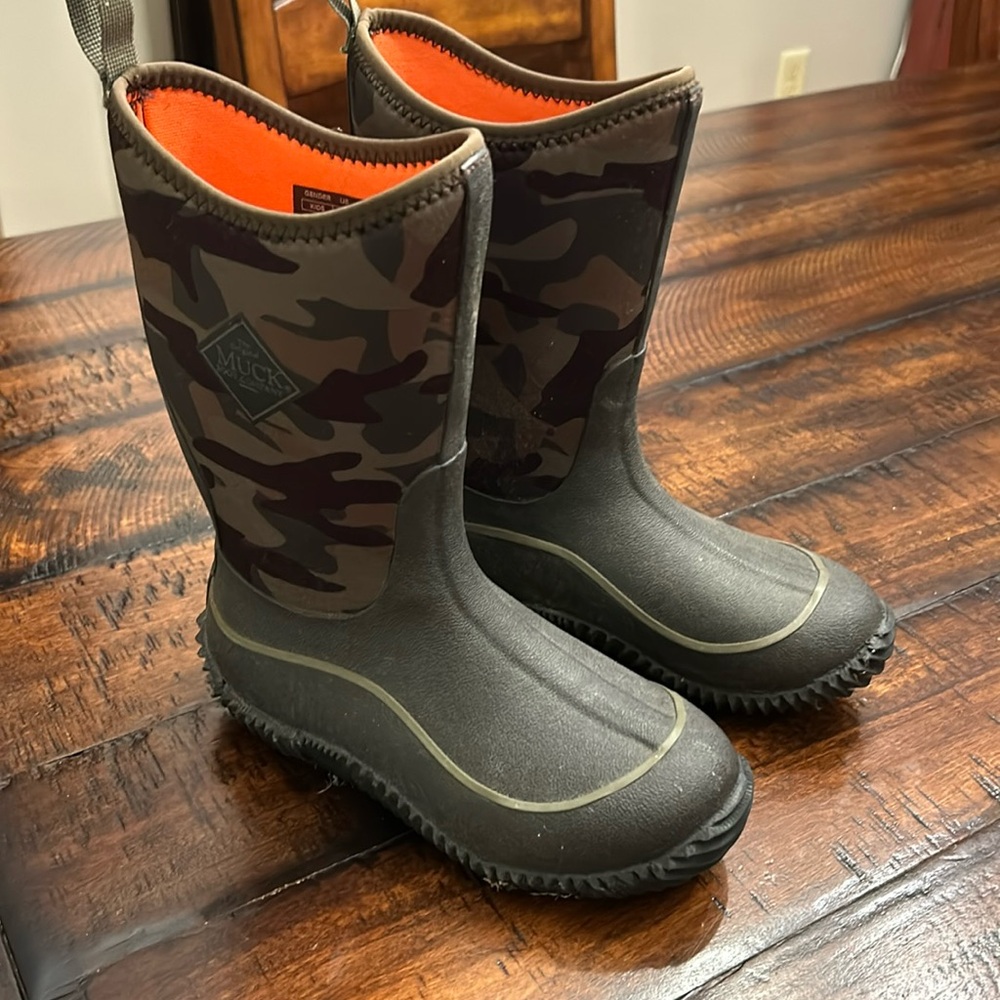 Muck boots size 2
Only worn a couple times a like brand new